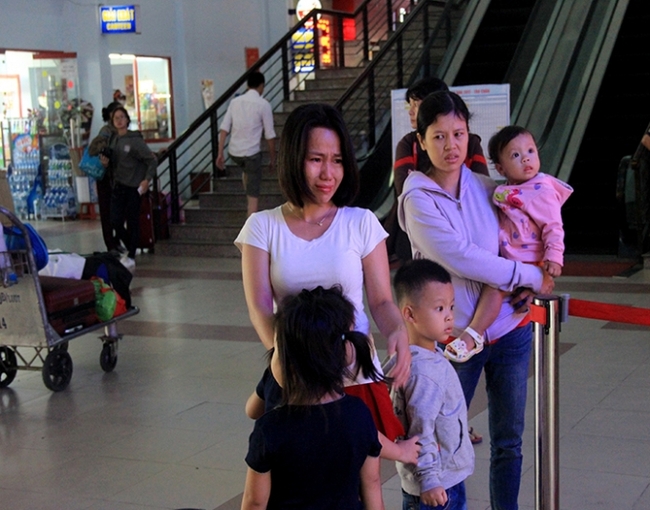 Lỡ t&agrave;u về qu&ecirc;, h&agrave;nh kh&aacute;ch kh&oacute;c như mưa tại ga S&agrave;i G&ograve;n - Ảnh 1.