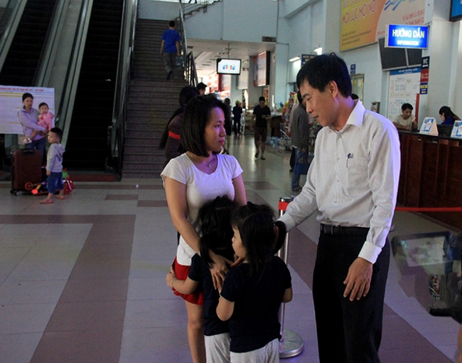 Lỡ tàu về quê, hành khách khóc như mưa tại ga Sài Gòn - Ảnh 2.