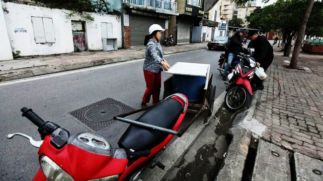 Một nh&agrave; k&eacute;o th&ugrave;ng lớn, thả cả chục c&acirc;n c&aacute; ch&eacute;p tiễn &ocirc;ng T&aacute;o - Ảnh 1.