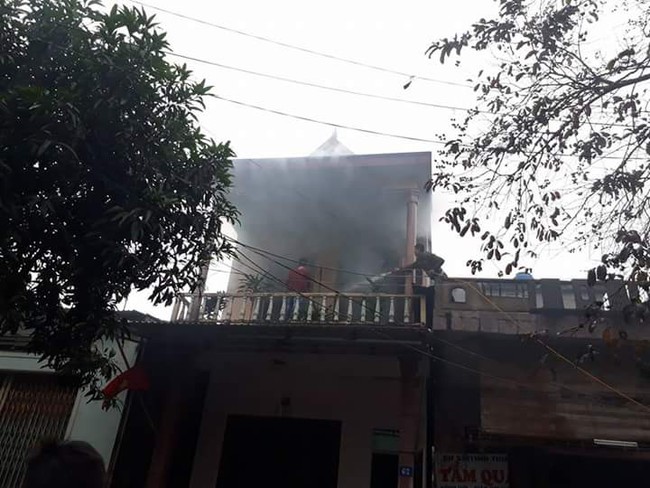 Thắp hương c&uacute;ng &ocirc;ng T&aacute;o, nh&agrave; 2 tầng bốc ch&aacute;y - Ảnh 1.