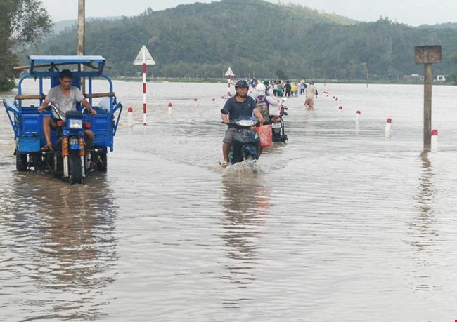 Lần đầu ti&ecirc;n, Ph&uacute; Y&ecirc;n bị ngập lụt ng&agrave;y gi&aacute;p Tết - Ảnh 2.