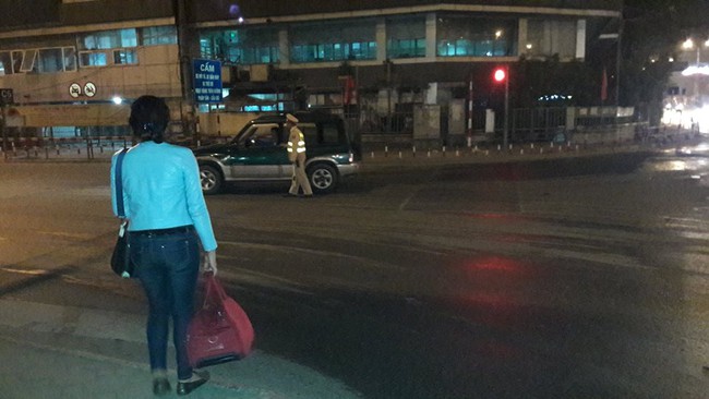 Những chuyến xe đặc biệt của chiến sĩ c&ocirc;ng an đưa người d&acirc;n về qu&ecirc; ăn Tết đ&ecirc;m 30 - Ảnh 3.