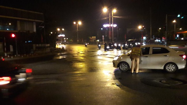 Những chuyến xe đặc biệt của chiến sĩ c&ocirc;ng an đưa người d&acirc;n về qu&ecirc; ăn Tết đ&ecirc;m 30 - Ảnh 4.