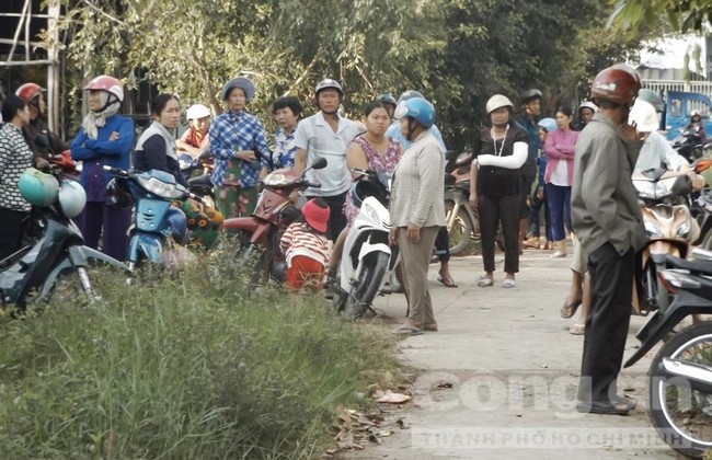 Người hai lần trúng xổ số độc đắc phát quà cho người nghèo - Ảnh 1.