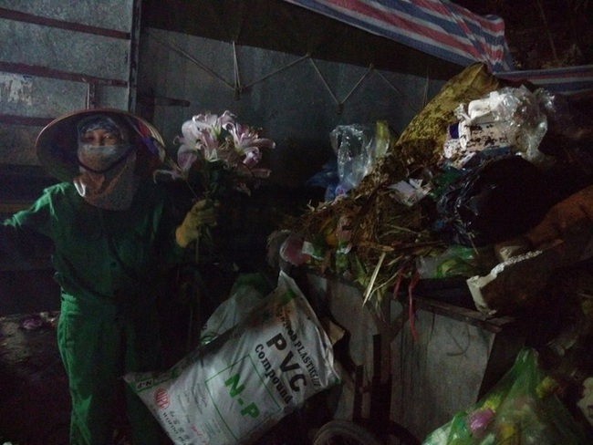 14 c&aacute;i Tết kh&ocirc;ng chồng, đ&oacute;n Giao thừa chỉ c&oacute; b&aacute;t cơm của người lao c&ocirc;ng dọn r&aacute;c - Ảnh 2.