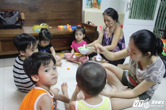 Gia đình sinh 5 đầu tiên ở Việt Nam: Tết, chồng tôi vẫn chạy xe suốt đêm để nuôi con - Ảnh 2.