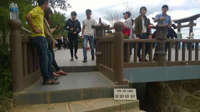 Các bạn trẻ dắt chó vào điện thờ, ngồi lên tiểu cảnh tôn nghiêm ở ngôi chùa nơi Sơn Tùng quay MV Lạc Trôi - Ảnh 3.