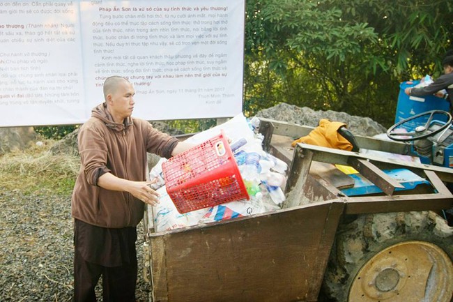 Các bạn trẻ dắt chó vào điện thờ, ngồi lên tiểu cảnh tôn nghiêm ở ngôi chùa nơi Sơn Tùng quay MV Lạc Trôi - Ảnh 10.