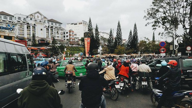 Chùm ảnh: Đông đúc nghẹt thở ở Đà Lạt, hàng nghìn phương tiện nối đuôi từ đường đèo lên trung tâm - Ảnh 1.