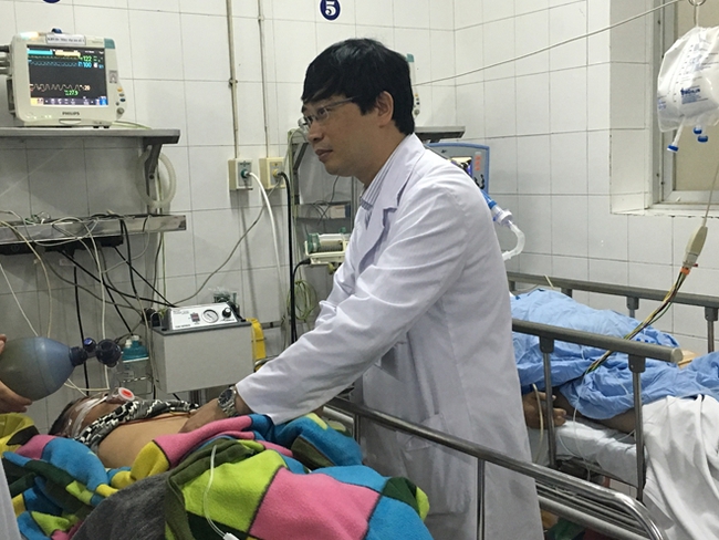 B&aacute;c sĩ ngạt thở cấp cứu người bị TNGT v&agrave; &ldquo;ma men&rdquo; trong dịp Tết  - Ảnh 1.