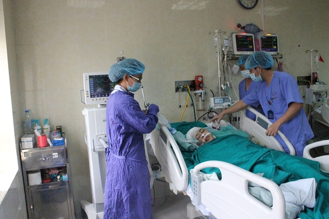  B&aacute;c sĩ ngạt thở cấp cứu người bị TNGT v&agrave; &ldquo;ma men&rdquo; trong dịp Tết  - Ảnh 2.
