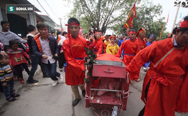 Hội chém lợn gây tranh cãi ở Bắc Ninh năm nay chỉ còn là cứa lợn - Ảnh 1.