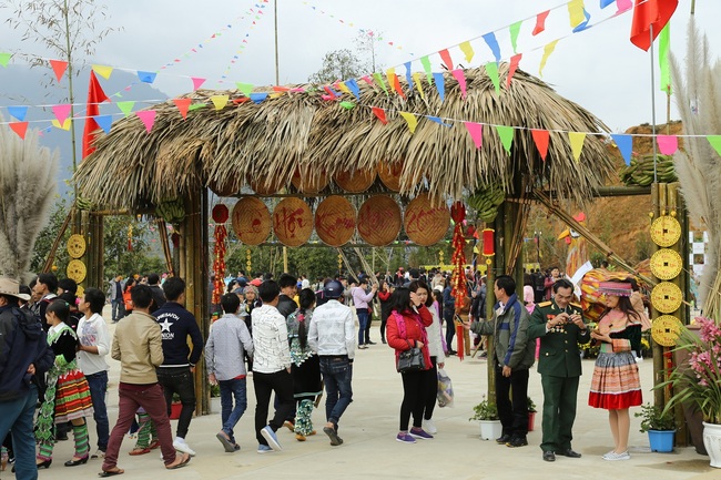 Lễ hội khèn, hoa khai mạc tại Fansipan Legend thu hút hàng ngàn du khách tham dự - Ảnh 1.