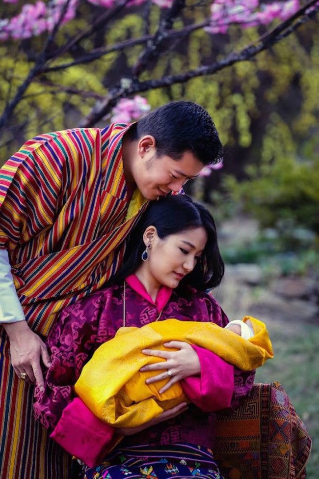 Mới ngày nào còn đang ẵm ngửa, hoàng tử Bhutan giờ đã 1 tuổi và trông cực kỳ dễ thương! - Ảnh 3.