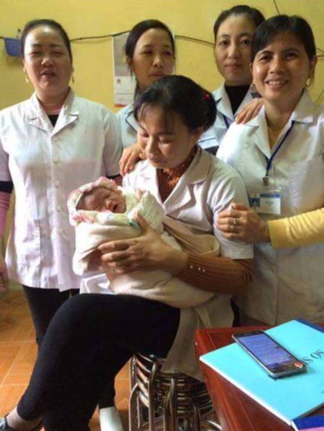 Mẹ đẻ con tại trạm x&aacute; x&atilde; v&agrave;o m&ugrave;ng 7 Tết rồi bỏ đi mất - Ảnh 1.