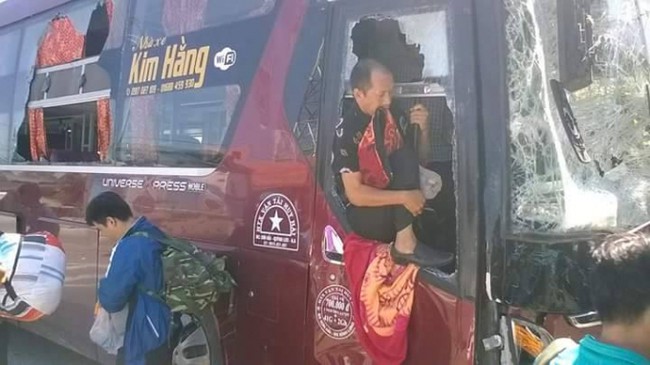 Thừa Thi&ecirc;n - Huế: Xe tải đấu đầu xe kh&aacute;ch, h&agrave;nh kh&aacute;ch lồm cồm chui ra từ cửa k&iacute;nh vỡ - Ảnh 3.