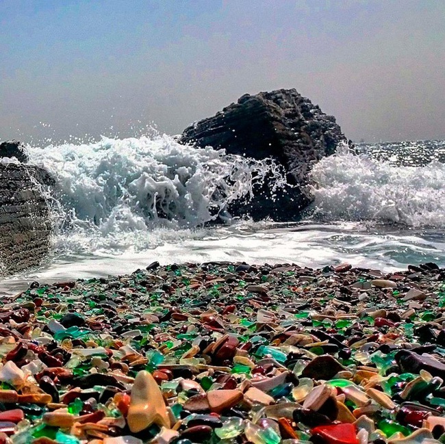 Hàng triệu mảnh thủy tinh bị vứt xuống biển, 10 năm sau điều không ai ngờ đến đã xảy ra - Ảnh 2.