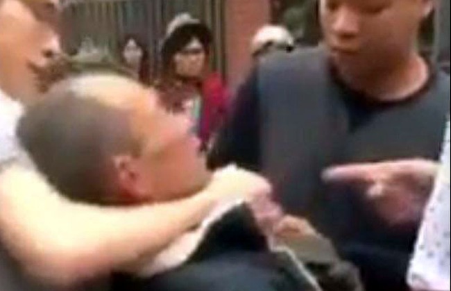 Hai cha con đ&aacute;nh người thương binh sau va chạm giao th&ocirc;ng khai g&igrave;? - Ảnh 1.