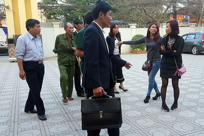 Hai cha con đ&aacute;nh người thương binh sau va chạm giao th&ocirc;ng khai g&igrave;? - Ảnh 2.