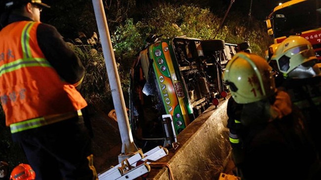 Đài Loan: Tai nạn xe buýt thảm khốc làm hơn 30 người thương vong - Ảnh 1.
