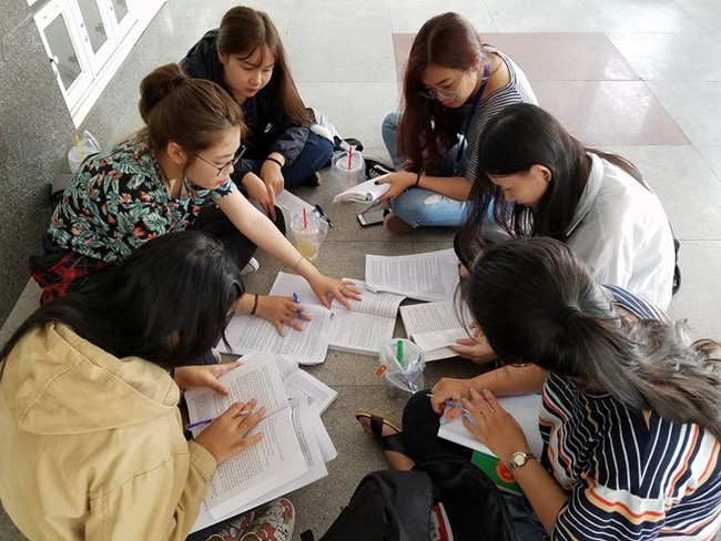 Những c&acirc;u hỏi kh&aacute;c về việc kỷ luật nữ sinh Đại học Luật do mang gi&aacute;o tr&igrave;nh photo v&agrave;o trường - Ảnh 4.
