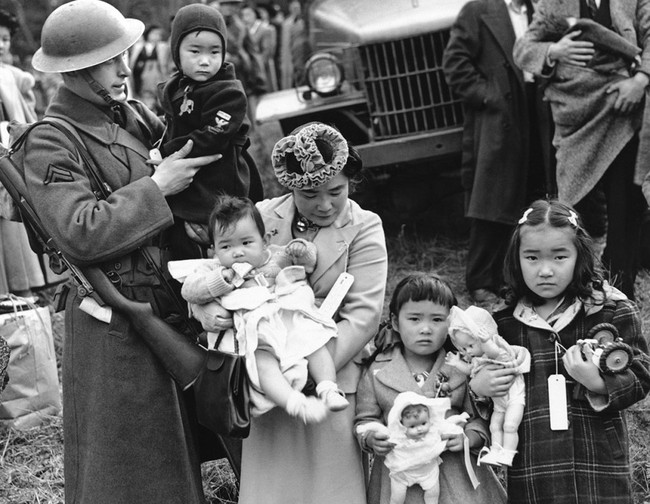 18 hình ảnh lịch sử ám ảnh về cuộc sống bị giam lỏng của người Mỹ gốc Nhật tại các trại tập trung - Ảnh 2.