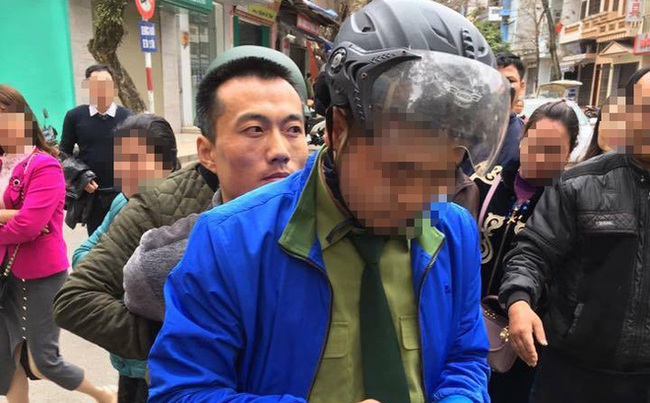 Khách hàng Trung Quốc dùng gậy hành hung nữ nhân viên quán cafe - Ảnh 1.