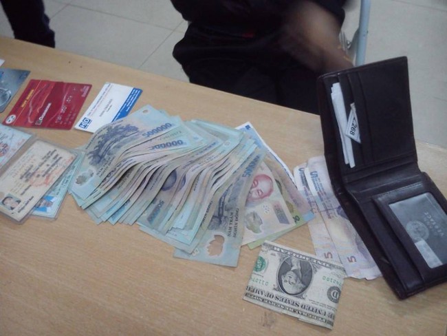 TP.HCM: Đưa t&uacute;i x&aacute;ch cho bạn giữ rồi đi tắm, người phụ nữ bị mất gần nửa tỷ đồng - Ảnh 1.