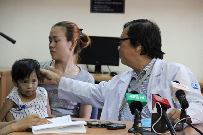 B&eacute; g&aacute;i mắc căn bệnh hiếm: C&ocirc;ng ch&uacute;a trong truyện cổ Grimm - Ảnh 2.