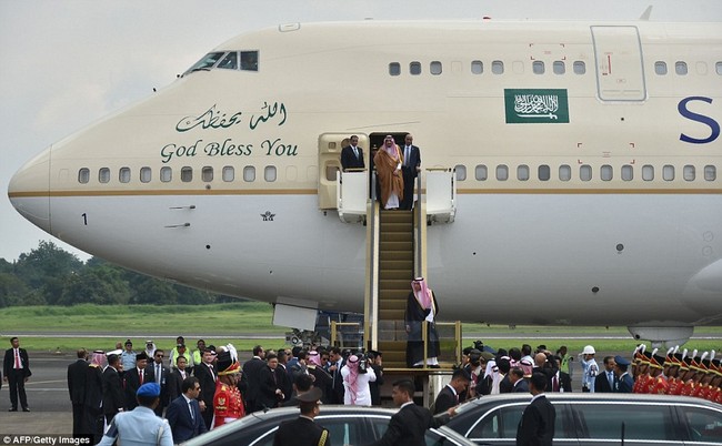 Vua Ả Rập gây ấn tượng khi đi công du với 459 tấn hành lý và máy bay, thang cuốn mạ vàng - Ảnh 3.