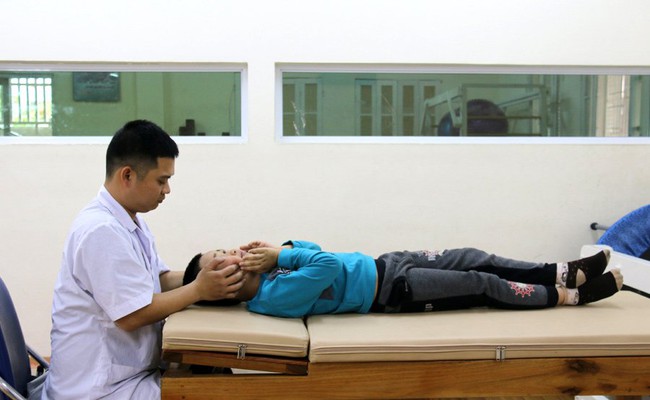 Nước mắt cô giáo mầm non khi chứng kiến bố dùng dép đánh mặt con - Ảnh 2.