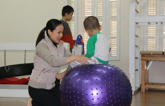 Nước mắt cô giáo mầm non khi chứng kiến bố dùng dép đánh mặt con - Ảnh 4.