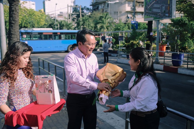 Những đóa hồng dành tặng các cô, các mẹ trên chuyến xe bus đặc biệt trong ngày 8/3 ở Sài Gòn - Ảnh 5. Những đóa hồng dành tặng các cô, các mẹ trên chuyến xe bus đặc biệt trong ngày 8/3 ở Sài Gòn - Ảnh 5.