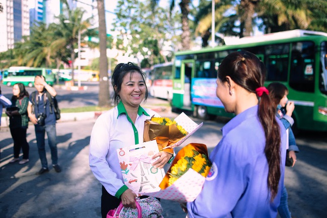 Những đóa hồng dành tặng các cô, các mẹ trên chuyến xe bus đặc biệt trong ngày 8/3 ở Sài Gòn - Ảnh 6.