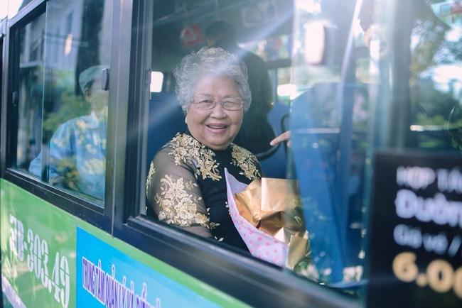 Những đóa hồng dành tặng các cô, các mẹ trên chuyến xe bus đặc biệt trong ngày 8/3 ở Sài Gòn - Ảnh 7.