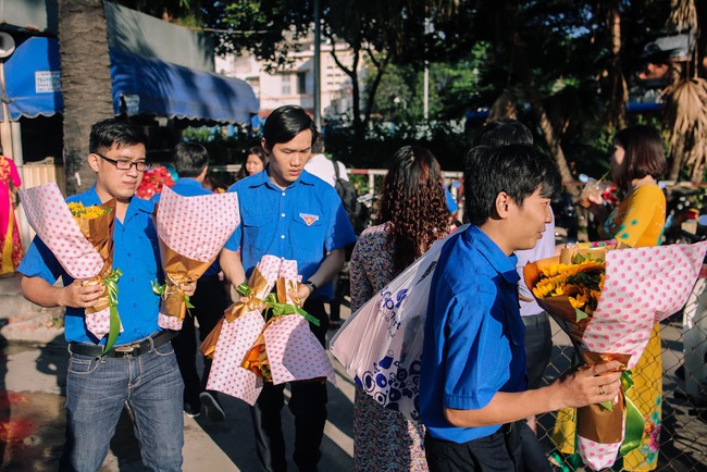 Những đóa hồng dành tặng các cô, các mẹ trên chuyến xe bus đặc biệt trong ngày 8/3 ở Sài Gòn - Ảnh 1.