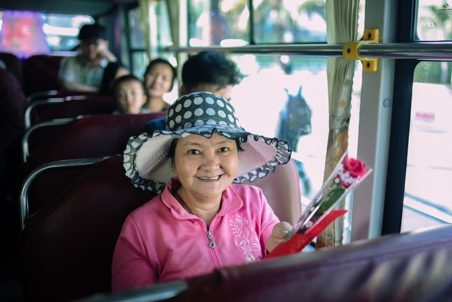 Những đóa hồng dành tặng các cô, các mẹ trên chuyến xe bus đặc biệt trong ngày 8/3 ở Sài Gòn - Ảnh 10.