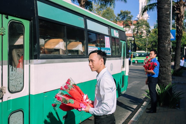 Những đóa hồng dành tặng các cô, các mẹ trên chuyến xe bus đặc biệt trong ngày 8/3 ở Sài Gòn - Ảnh 4.