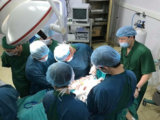 Kỳ t&iacute;ch cứu sống c&ocirc; gi&aacute;o bị &ocirc; t&ocirc; đ&egrave; qua người - Ảnh 1.