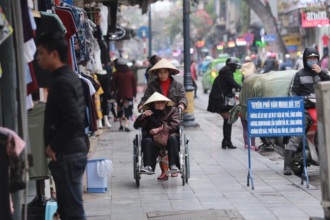 Người dân Hà Nội tự tay tháo dỡ biển quảng cáo, trả lại vỉa hè cho người đi bộ - Ảnh 6.