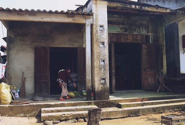 Chạnh l&ograve;ng cảnh mẹ gi&agrave; 83 tuổi lầm lũi b&aacute;n rau nu&ocirc;i 2 người con bệnh tật ở Quảng Nam - Ảnh 1.
