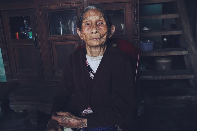 Chạnh l&ograve;ng cảnh mẹ gi&agrave; 83 tuổi lầm lũi b&aacute;n rau nu&ocirc;i 2 người con bệnh tật ở Quảng Nam - Ảnh 3.