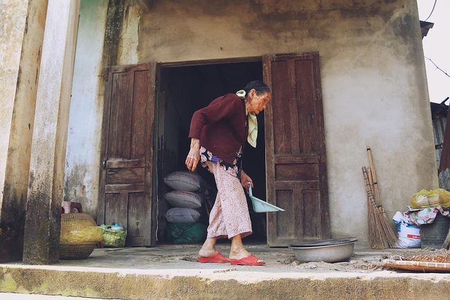 Chạnh l&ograve;ng cảnh mẹ gi&agrave; 83 tuổi lầm lũi b&aacute;n rau nu&ocirc;i 2 người con bệnh tật ở Quảng Nam - Ảnh 5.