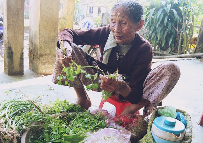 Chạnh l&ograve;ng cảnh mẹ gi&agrave; 83 tuổi lầm lũi b&aacute;n rau nu&ocirc;i 2 người con bệnh tật ở Quảng Nam - Ảnh 8.