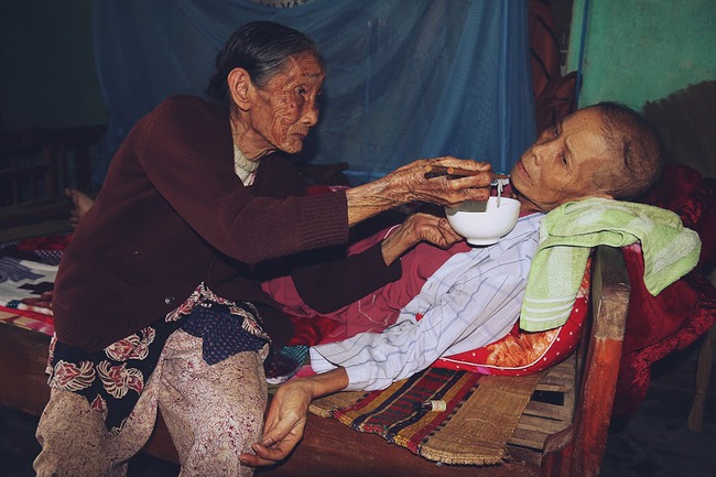 Chạnh l&ograve;ng cảnh mẹ gi&agrave; 83 tuổi lầm lũi b&aacute;n rau nu&ocirc;i 2 người con bệnh tật ở Quảng Nam - Ảnh 7.