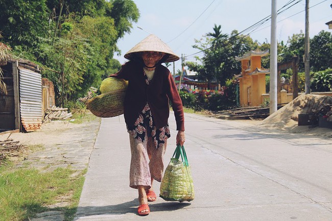 Chạnh l&ograve;ng cảnh mẹ gi&agrave; 83 tuổi lầm lũi b&aacute;n rau nu&ocirc;i 2 người con bệnh tật ở Quảng Nam - Ảnh 10.