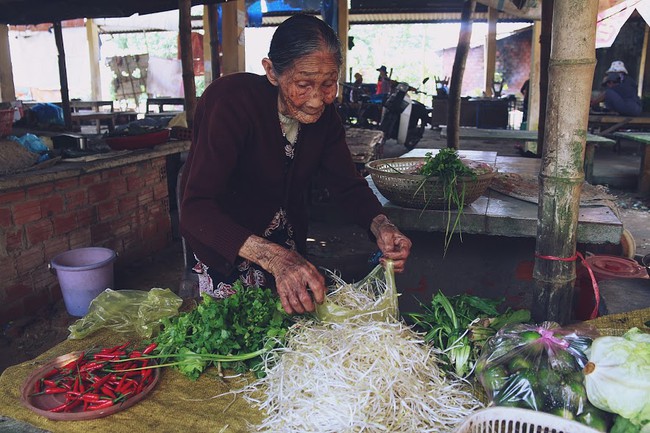 Chạnh l&ograve;ng cảnh mẹ gi&agrave; 83 tuổi lầm lũi b&aacute;n rau nu&ocirc;i 2 người con bệnh tật ở Quảng Nam - Ảnh 11.