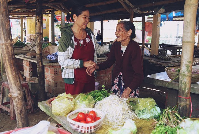 Chạnh l&ograve;ng cảnh mẹ gi&agrave; 83 tuổi lầm lũi b&aacute;n rau nu&ocirc;i 2 người con bệnh tật ở Quảng Nam - Ảnh 14.