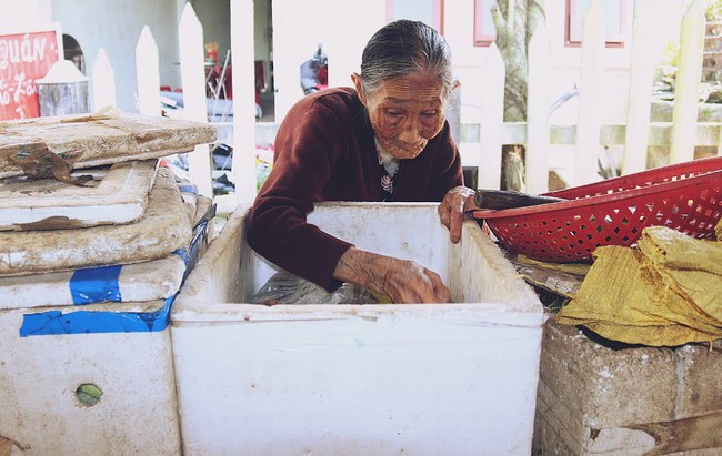 Chạnh l&ograve;ng cảnh mẹ gi&agrave; 83 tuổi lầm lũi b&aacute;n rau nu&ocirc;i 2 người con bệnh tật ở Quảng Nam - Ảnh 16.