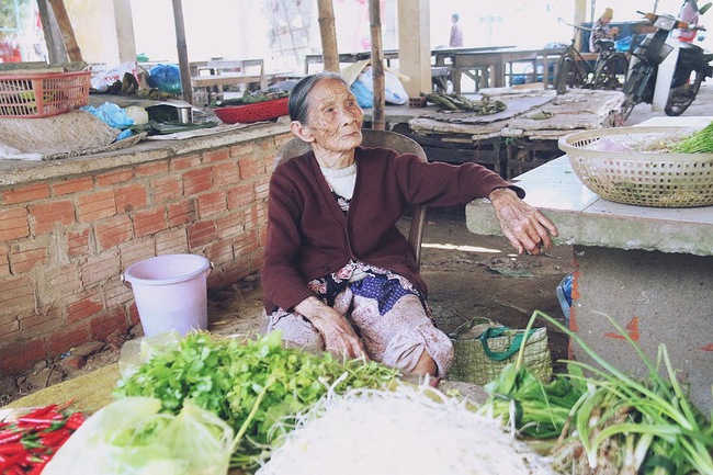 Chạnh l&ograve;ng cảnh mẹ gi&agrave; 83 tuổi lầm lũi b&aacute;n rau nu&ocirc;i 2 người con bệnh tật ở Quảng Nam - Ảnh 17.